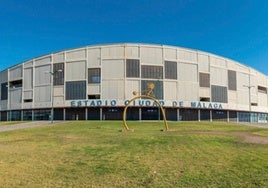 Imagen de la fachada principal del estadio de atletismo de Málaga.