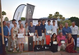 Los ganadores de las distintas categorías posan tras recibir los galardones.
