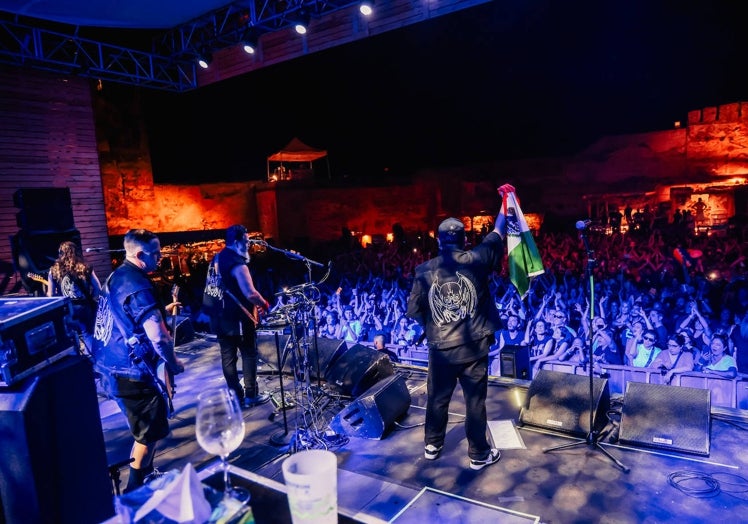 Lleno en el Castillo Sohail para ver a Molotov.