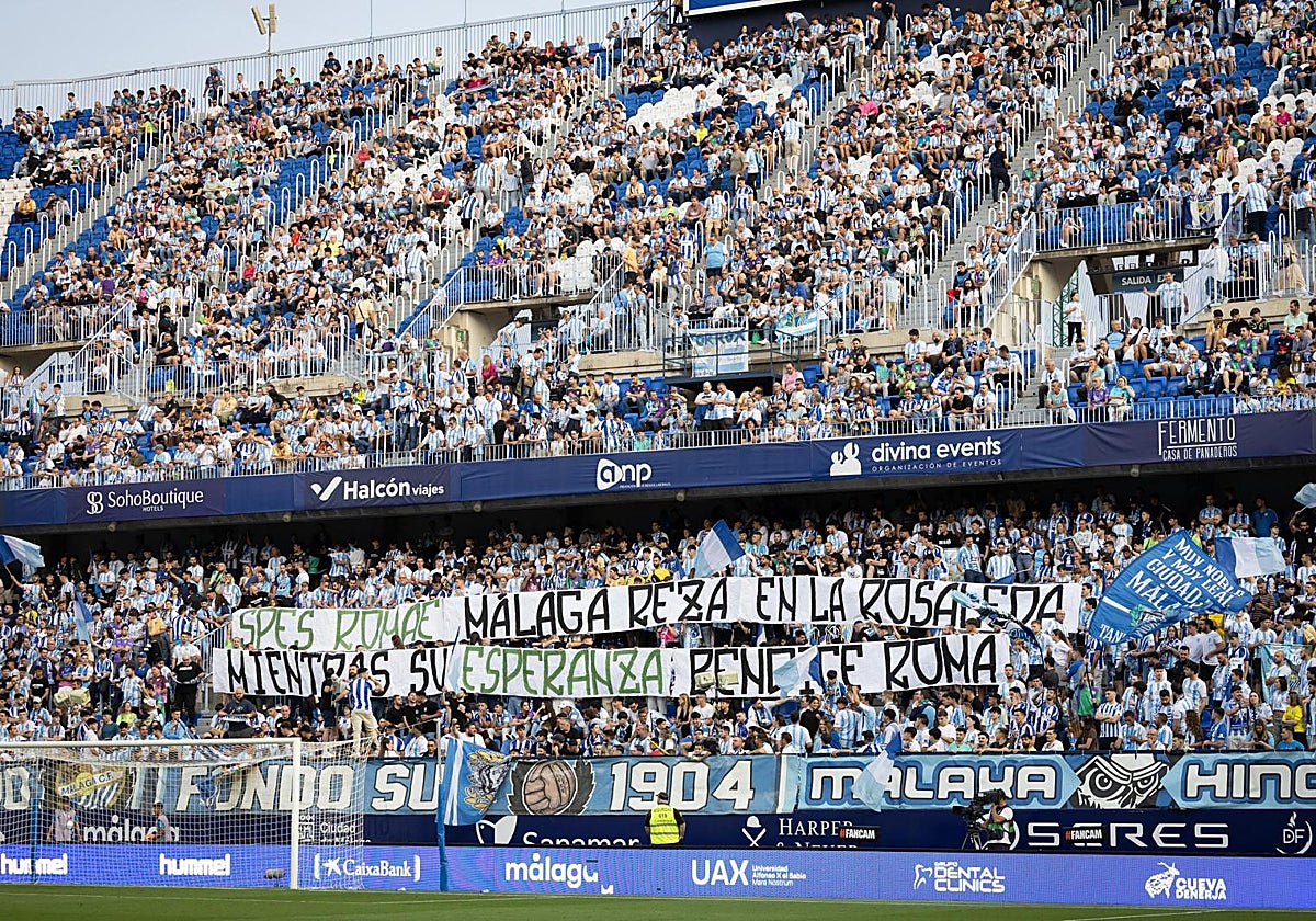 Aficionados del Málaga, durante un partido en La Rosaleda esta última temporada.
