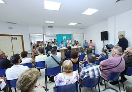 La alcaldesa, Ángeles Muñoz, se ha reunido con los vecinos de Ricmar para explicarles las actuaciones que se van a llevar a cabo en la zona.