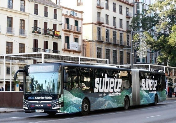 Fernández anima a los andaluces a utilizar el transporte público