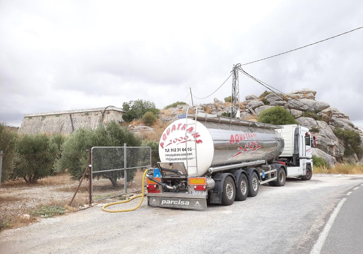 Camiones cisterna abasteciendo al municipio.