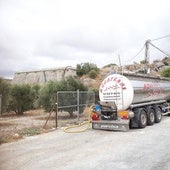 Camiones cisterna abasteciendo al municipio.