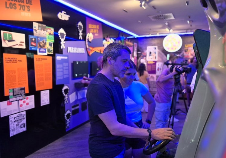 Bernardo Quintero, cabeza visible de Google en Málaga, probando uno de los videojuegos.
