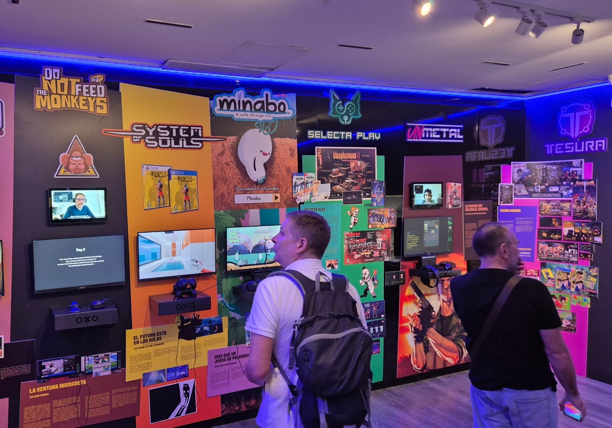 La exposición hace un viaje por cincuenta años de historia del videojuego nacional con producciones que van desde los años 70 hasta la actualidad.