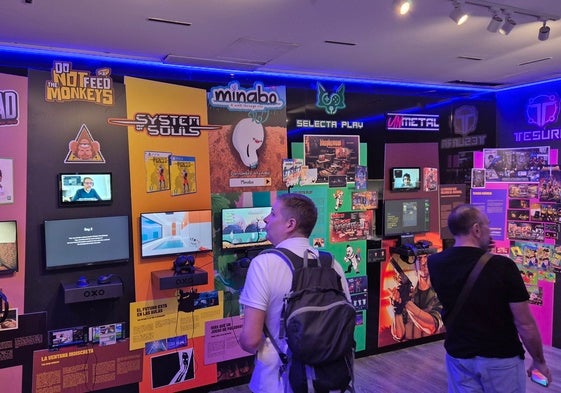 La exposición hace un viaje por cincuenta años de historia del videojuego nacional con producciones que van desde los años 70 hasta la actualidad.