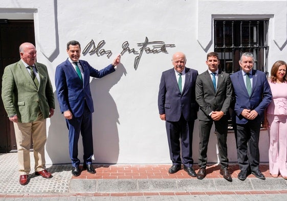 De izquierda a derecha, Javier Delmás, presidente de la Fundación Blas Infante; Juanma Moreno, presidente de la Junta; Jesús Aguirre, presidente del Parlamento andaluz y Juan Luis Villalón, alcalde de Casares junto a otras autoridades, en la casa natal de Blas Infante en Casares.