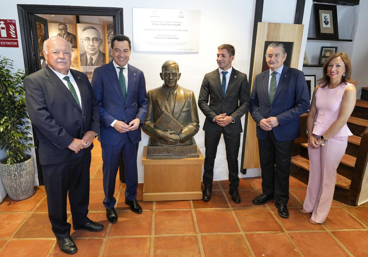 Imagen principal - Juanma Moreno: «Defendemos lo que es justo para Andalucía y no podemos quedar callados cuando se privilegia a unos territorios»