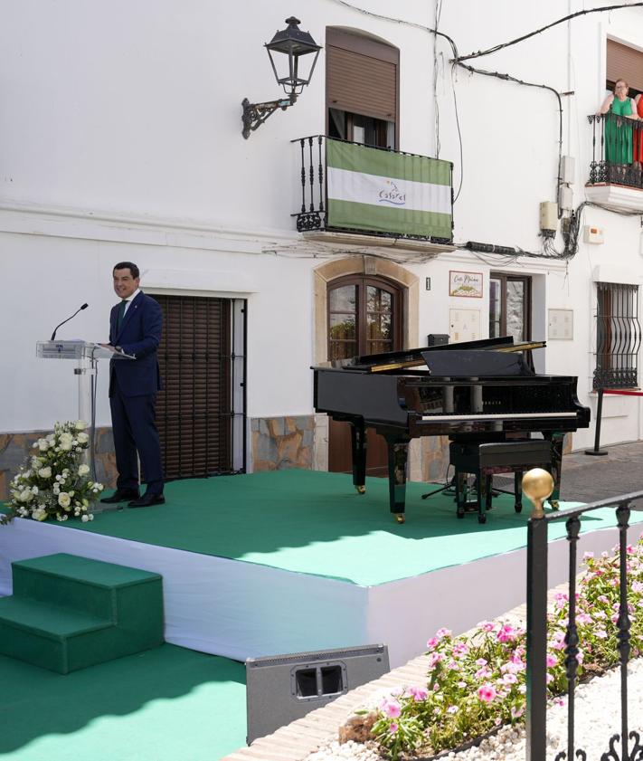 Imagen secundaria 2 - Juanma Moreno: «Defendemos lo que es justo para Andalucía y no podemos quedar callados cuando se privilegia a unos territorios»