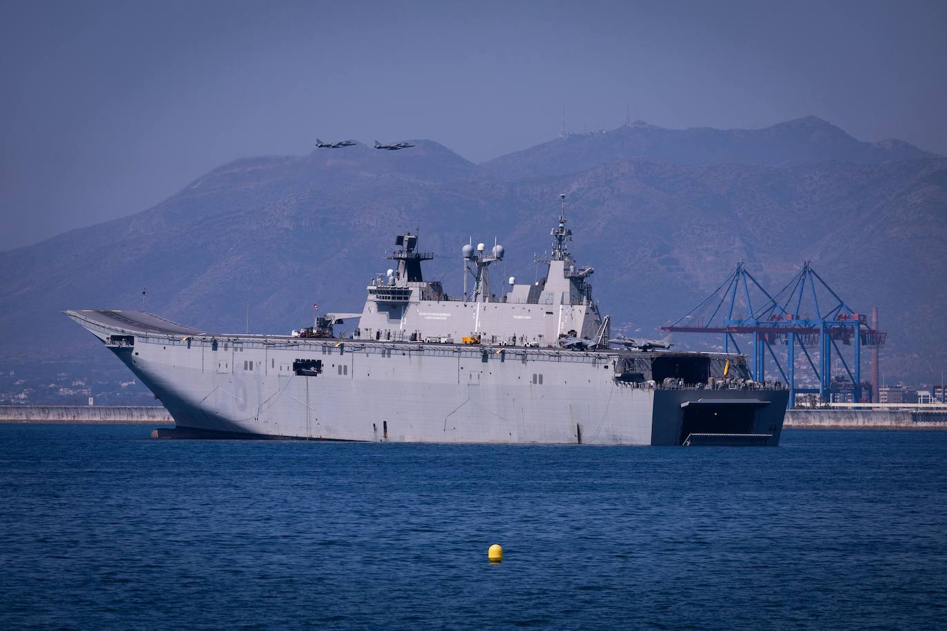 Los buques Juan Carlos I y Galicia, atracados en la bahía de Málaga