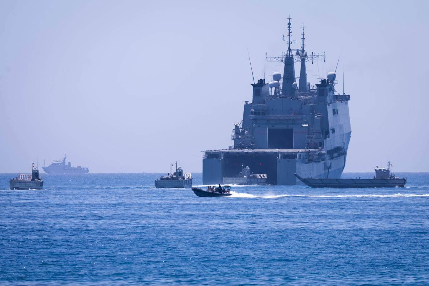 Los buques Juan Carlos I y Galicia, atracados en la bahía de Málaga