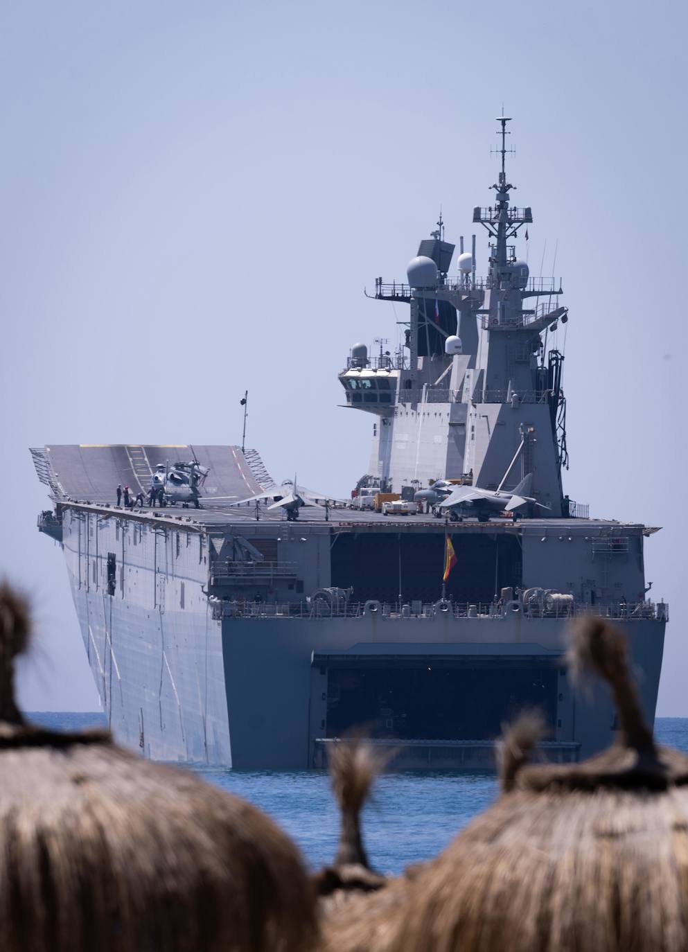 Los buques Juan Carlos I y Galicia, atracados en la bahía de Málaga