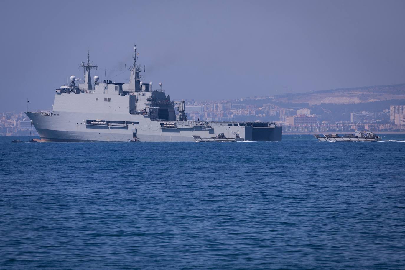 Los buques Juan Carlos I y Galicia, atracados en la bahía de Málaga