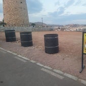 Obstáculos y señalización que impiden aparcar junto a la torre.