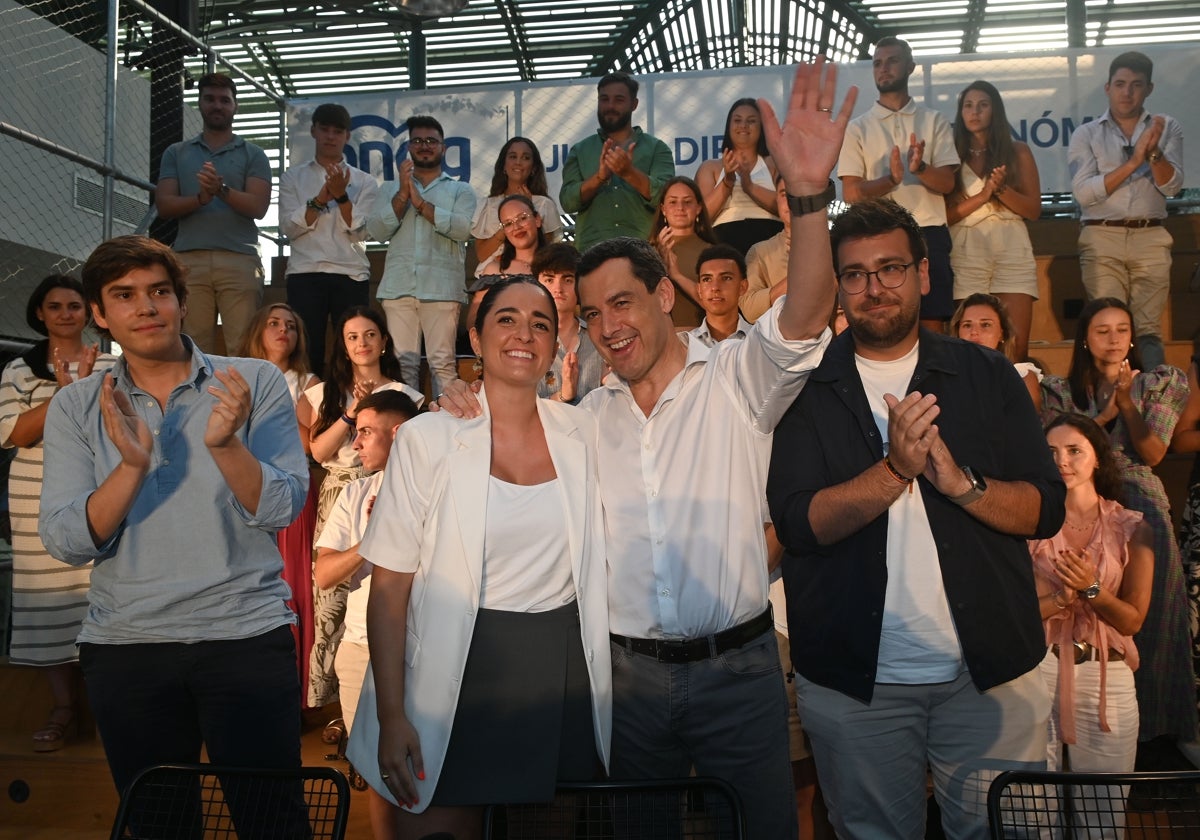 El presidente del PP andaluz, Juanma Moreno, esta tarde con las Nuevas Generaciones en Marbella.