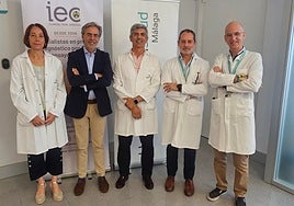 En la foto, los doctores Silvia Fuertes y José Mateos (en el centro de la foto), junto a -de izquierda a derecha- Tomás Urda, director gerente; Miguel Marcos, director médico; y Luis Ayala, subdirector médico.