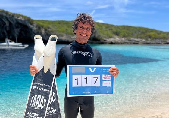 David Carrera sostiene la marca que acredita su descenso hasta los 117 metros.