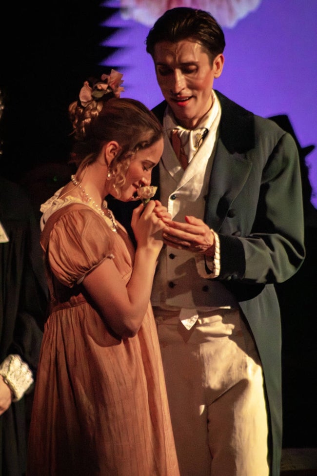 La soprano Annie Fassea y el tenor Gabe Clarke protagonizan esta ópera.