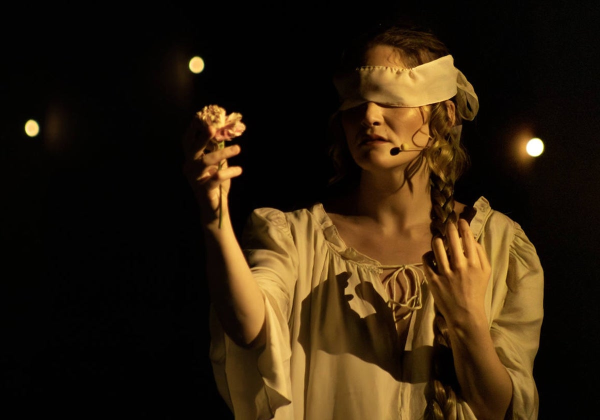 La soprano Annie Fassea encarna a la protagonista de la ópera 'La sonámbula'.