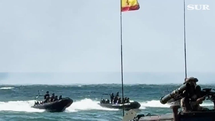 Exhibición y adiestramiento de la Armada en la playa de La Malagueta