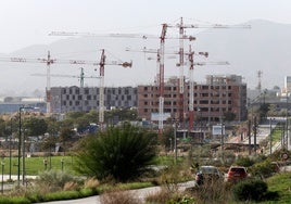Construcción de viviendas al oeste del campus de Teatinos, en la capital.