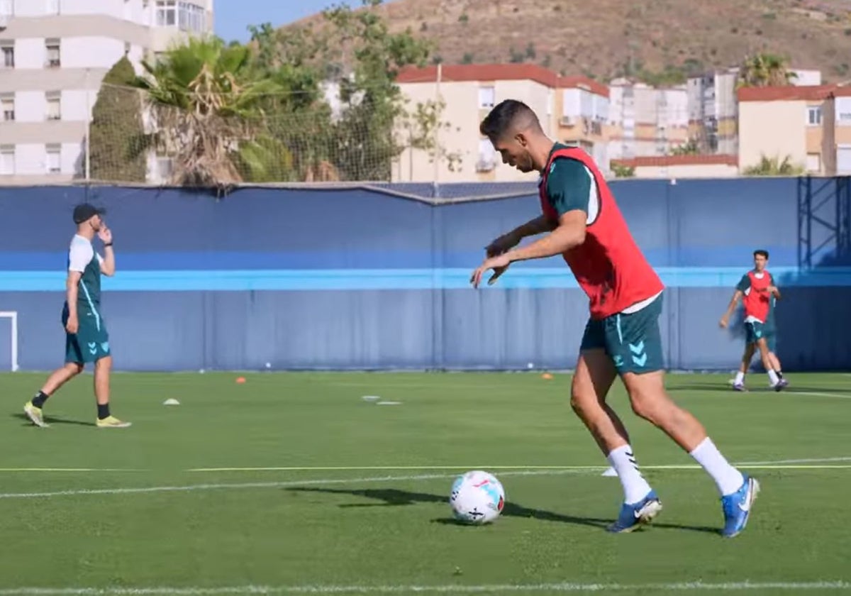 Nelson se dispone a dar un pase a un compañero en el entrenamiento de este martes.