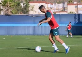 Nelson se dispone a dar un pase a un compañero en el entrenamiento de este martes.