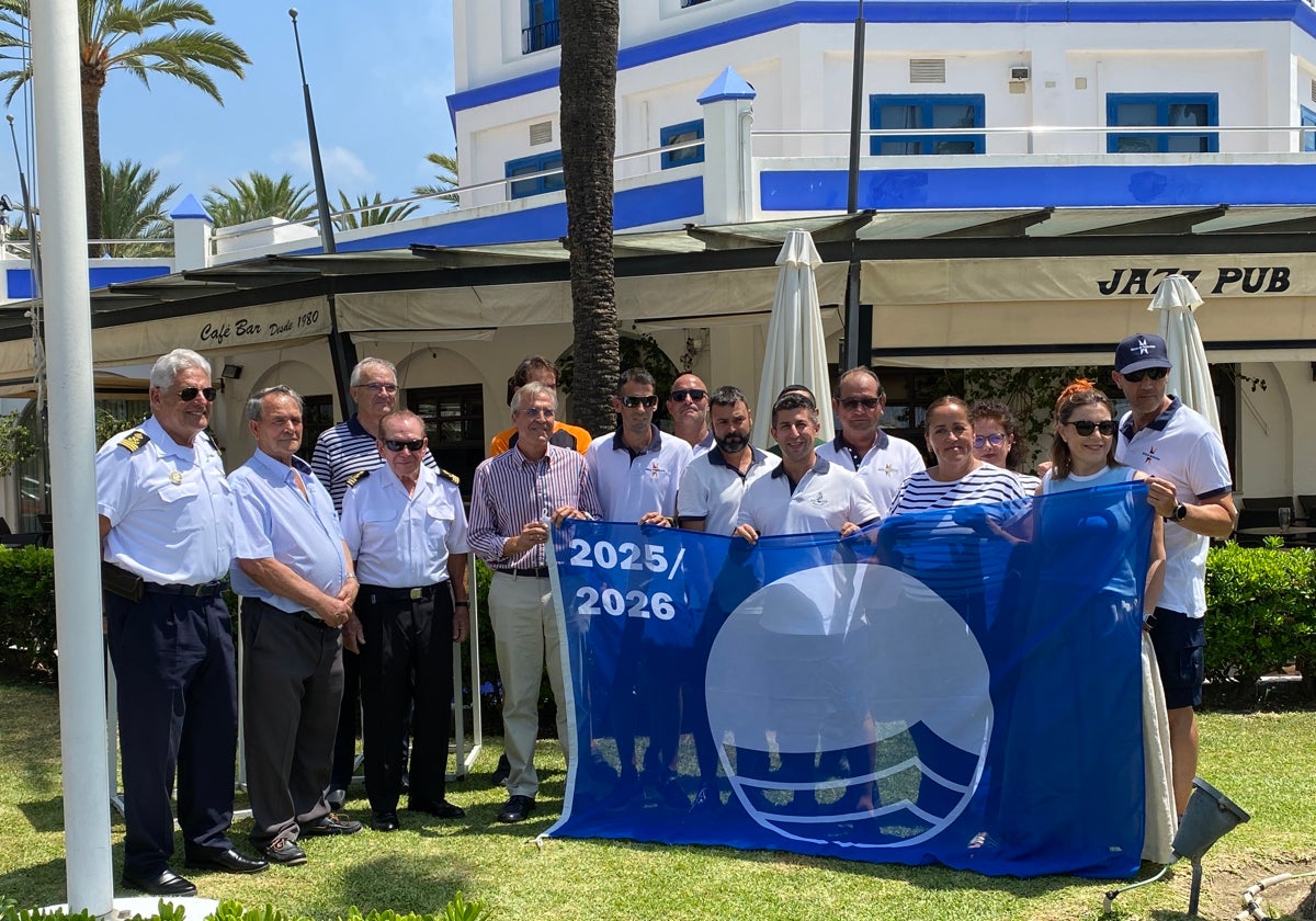 Trabajadores y autoridades del Puerto Deportivo de Estepona, momentos antes del izado de la 31 Bandera Azul.