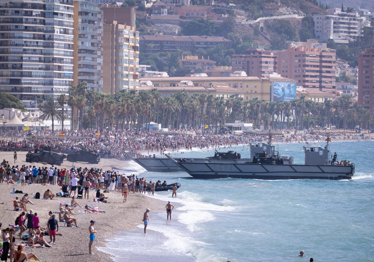 Momento en el que desembarca la Infantería de Marina, ante un numeroso público, en La Malagueta.