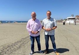 Los concejales Jesús Carlos Pérez Atencia y David Vilches, en una de las playas veleñas.