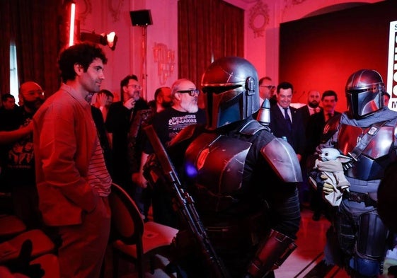 Tamar Navas y Álex de la Iglesia, junto a personajes de 'Star Wars', en la presentación de la San Diego Comic-Con Málaga.