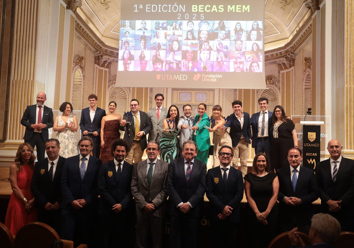 Foto de familia con los becados, responsables de la Utamed y de la Fundación Unicaja, además de representantes empresariales.