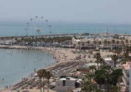 Vista del litoral malagueño, con Puerto Marina al fondo.