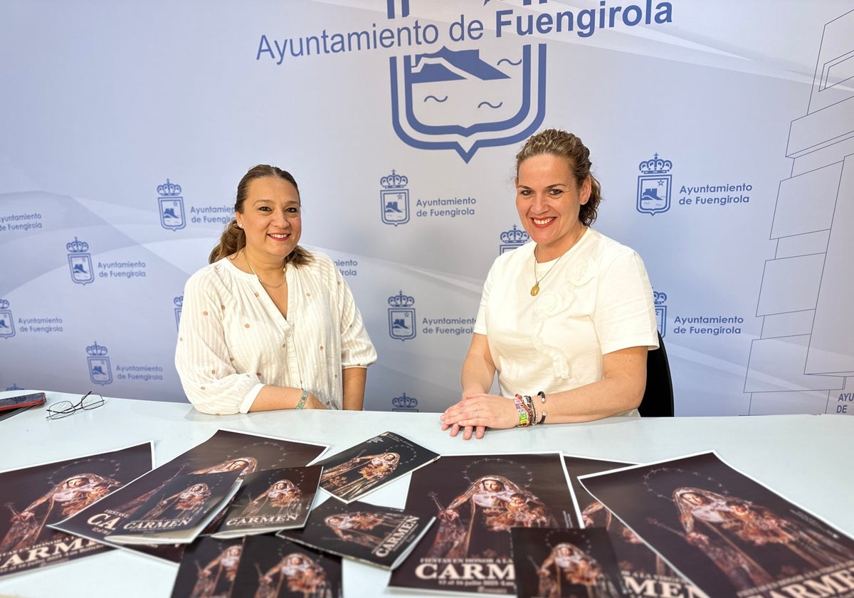 La teniente de alcalde de Los Boliches, Rosa Ana Bravo, y la concejala de Fiestas, Isabel Moreno, posan con el programa.