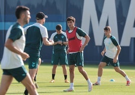 Dotor, con peto rojo, durante la sesión de entrenamiento de este jueves.