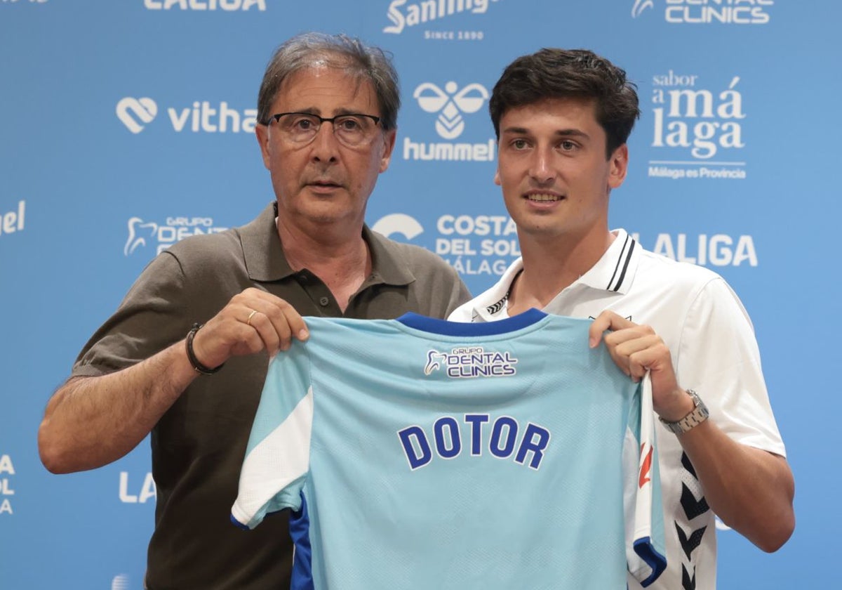 Loren posa junto Dotor este jueves en la presentación del futbolista cedido por el Celta.