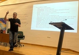 El ingeniero de ciberseguridad de Google, este jueves en su conferencia en Vélez-Málaga.