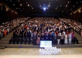 Autoridades y jóvenes premiados por tener un expediente 10 en la gala Premios de Educación 'Ciudad de Málaga', celebrada en el Palacio de Ferias.