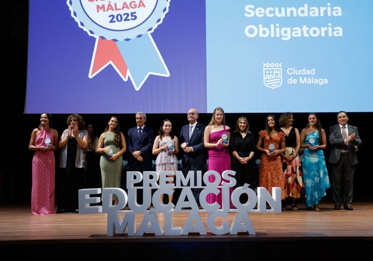 Algunos de los premiados muestran el premio recibido.