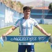 Carlos Dotor posa este jueves con la indumentaria blanquiazul y una bufanda del Málaga.
