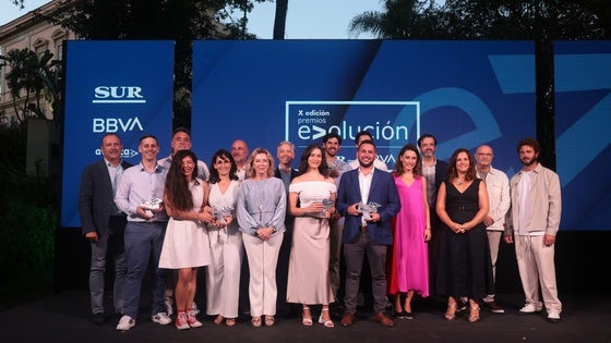 Foto de familia de los premiados con los organizadores y participantes.