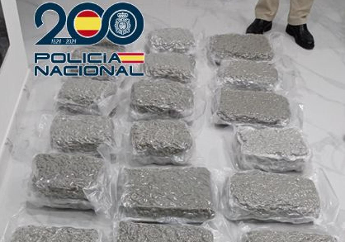 Dos detenidos tras incautar 24 kilos de marihuana en una vivienda de Los Asperones en Málaga