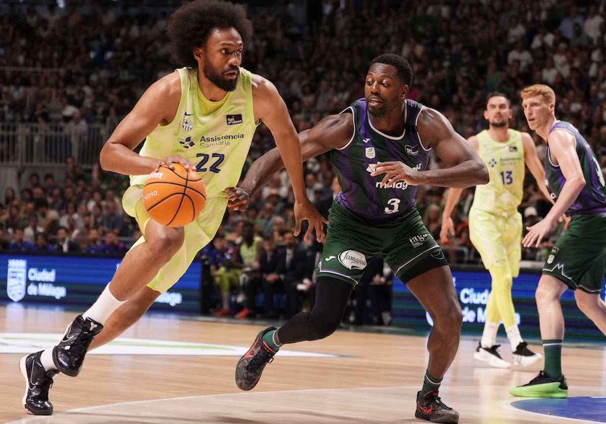 Ejim defiende a Jabari Parker.