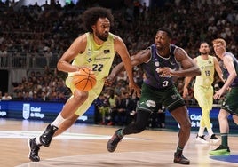 Ejim defiende a Jabari Parker.