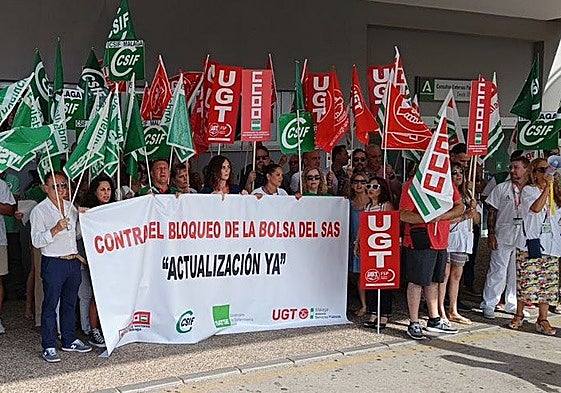 Imagen de la concentración efectuada hoy en el antiguo Hospital Clínico.