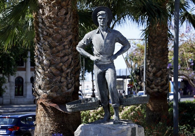 La imponente estatua de 'El Cenachero', la escultura más emblemática de Málaga.