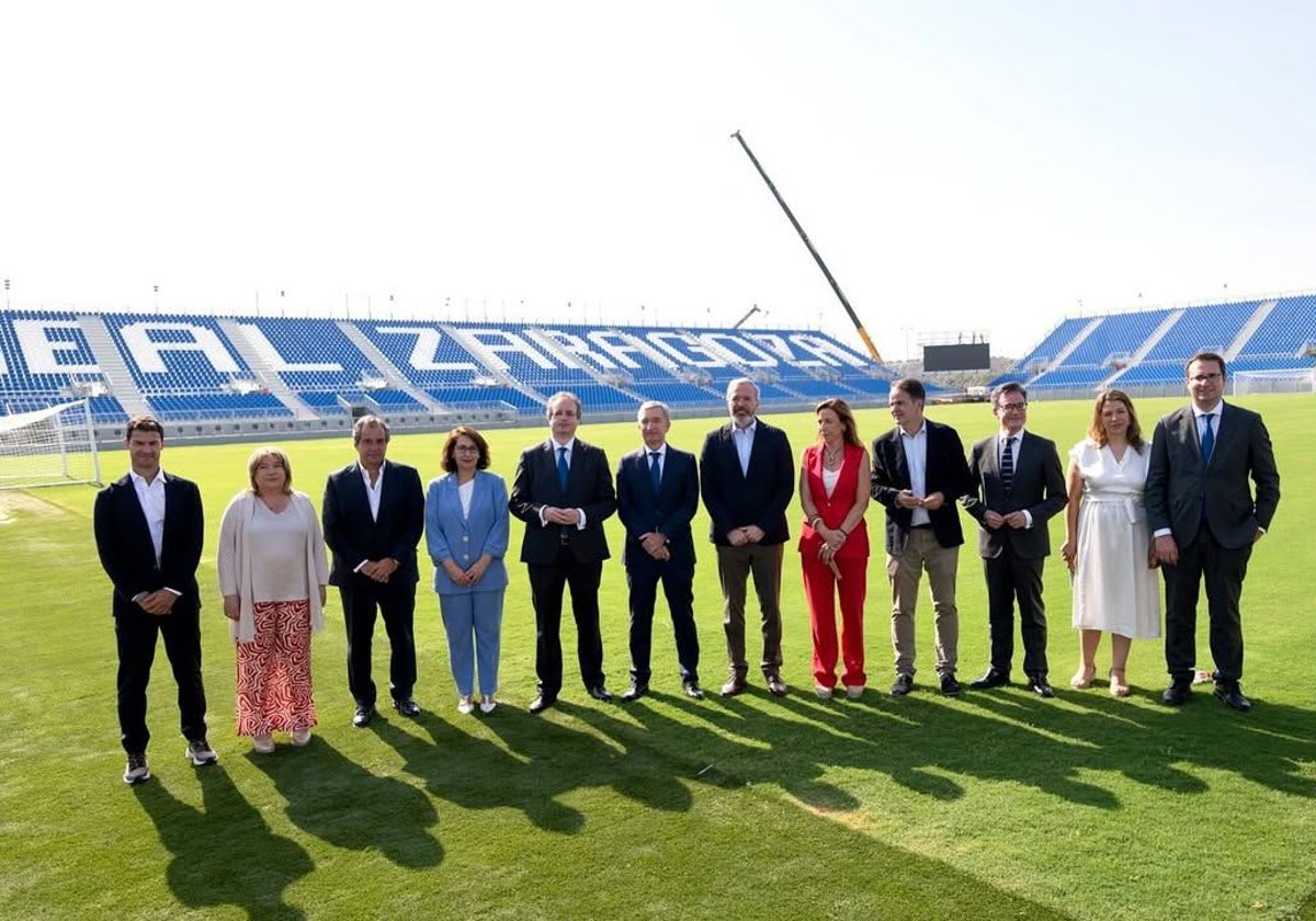 Las autoridades inauguran el campo modular del Zaragoza, que se utilizará de inmediato.