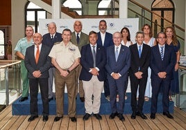 Foto de familia antes de comenzar el acto con el jefe del Estado Mayor de España.