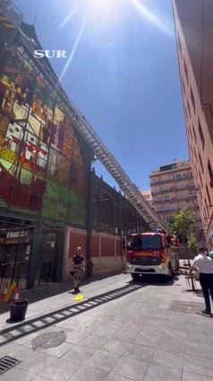 El calor revienta un cristal de la vidriera del Mercado de Atarazanas